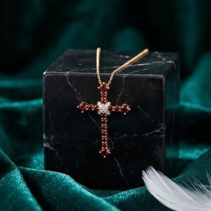 Collar con cruz de rubí rojo, plata de ley 925, chapado en oro de 14 quilates, colgante de cruz con diamantes, joyería con rubí sintético, regalo cristiano para ella.