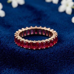 ルビーのエタニティリング、925スターリングシルバー14Kゴールドメッキリング、模造ルビーバンド、重ね付け可能な結婚指輪、彼女への記念日ギフト