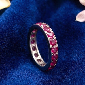 Anillo de eternidad con rubí rosa, banda de plata de ley 925 chapada en oro de 14 quilates, anillo de rubí con diamante simulado, alianza de boda apilable, regalo de piedra de nacimiento de julio