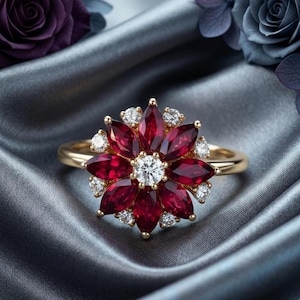 Może przedstawiać: Rustykalny drewniany szyld z napisem "Welcome to our home" w białych literach. Szyld ma postarzaną powierzchnię i prosty, zachęcający design, idealny na ganek lub do wejścia.