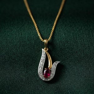 Ciondolo a forma di fiamma bicolore con rubino, collana con foglia curva in argento placcato oro 14 carati e rubino
