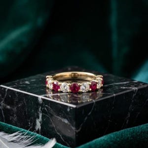 Anillo de banda de rubí y diamante, anillo de plata de ley 925 chapado en oro de 14 quilates, alianza de boda con rubí sintético, anillo de aniversario apilable.