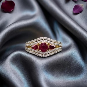 Może przedstawiać: Rustykalny drewniany szyld z napisem "Welcome to our home" w białych literach. Szyld ma postarzaną powierzchnię i prosty, zachęcający design, idealny na ganek lub do wejścia.