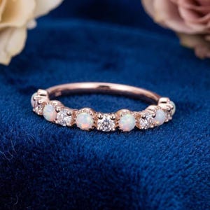 Puede incluir: Un juego de tres tazas de cerámica con un acabado mate moteado. Las tazas son de color crema, gris claro y gris oscuro. Cada taza tiene un diseño simple y minimalista, ideal para café o té.