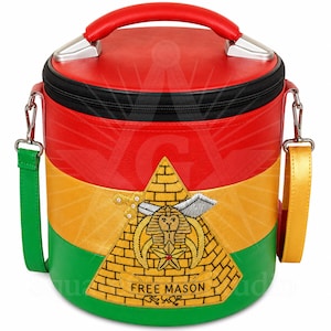 Op de afbeelding: Een cilindervormige tas met horizontale rode, gele en groene panelen, voorzien van een handvat en een schouderriem. De voorzijde toont een geborduurde gouden piramide met een sfinx, een ster en de tekst "FREE MASON" in zwarte letters.