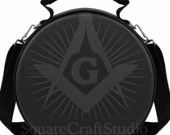 Estuche para gorra masónica / Porta sombrero masónico / Bolsa plegable para guardar insignias / Piel sintética negra / Ideal para viajar con correa para el hombro
