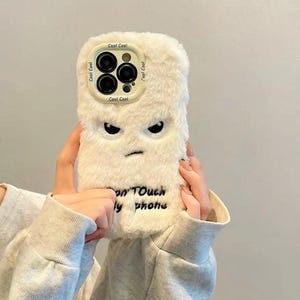 Op de afbeelding: Set van drie keramische mokken met een gespikkelde, matte afwerking. De mokken zijn in crème, lichtgrijs en donkergrijs. Elke mok heeft een eenvoudig, minimalistisch ontwerp.