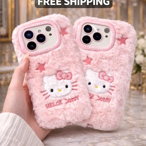 Puede incluir: Dos fundas rosas y esponjosas para teléfono con un diseño de Hello Kitty. Cada funda tiene un marco rosa alrededor de la cámara y la palabra "HELLO" impresa. Las fundas también presentan estrellas bordadas y el texto "HELCE KITSY".