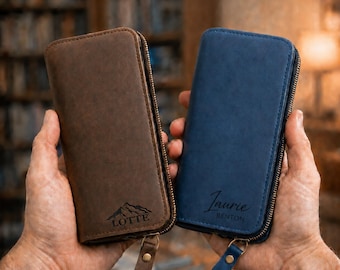 Peut inclure: Deux portefeuilles rectangulaires à fermeture éclair, l'un marron foncé et l'autre bleu marine. Le portefeuille marron présente un motif de montagne et le nom LOTTE, tandis que le bleu est personnalisé avec le nom Laurie Benton en écriture cursive.