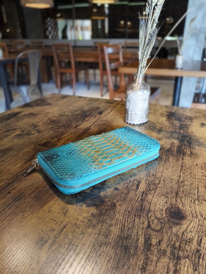 Veelkleurige pythonleren portemonnee met ritssluiting - stijlvolle en unieke damesportemonnee afbeelding 11