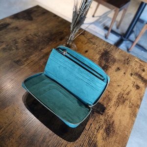 Op de afbeelding: Een rustiek houten bord met de tekst "Welcome to our home" in witte letters. Het bord heeft een verweerde afwerking en een eenvoudig, uitnodigend ontwerp, perfect voor entree decoratie.