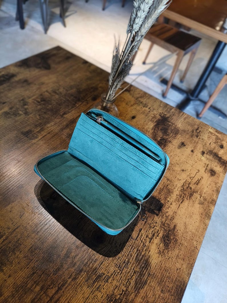 Op de afbeelding: Een rustiek houten bord met de tekst "Welcome to our home" in witte letters. Het bord heeft een verweerde afwerking en een eenvoudig, uitnodigend ontwerp, perfect voor entree decoratie.