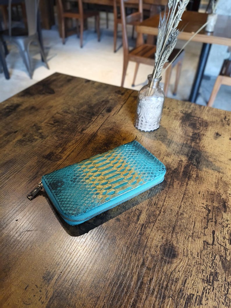 Op de afbeelding: Een set van drie keramische mokken met een gespikkelde, matte afwerking. De mokken zijn in cr&egrave;me, lichtgrijs en donkergrijs. Elke mok heeft een eenvoudig, minimalistisch ontwerp.