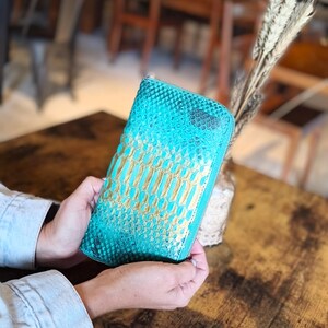 Op de afbeelding: Een witte keramische mok met een zwart handvat en de tekst "But First, Coffee" in een zwarte, vette letter. De mok staat op een wit oppervlak.