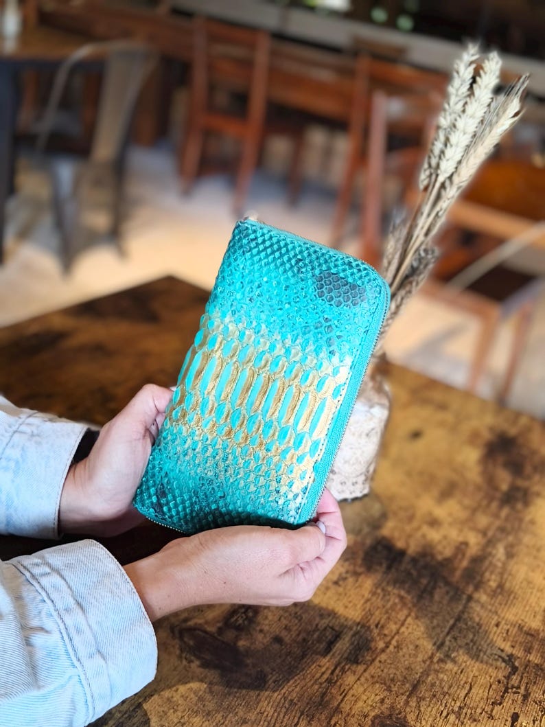 Op de afbeelding: Een witte keramische mok met een zwart handvat en de tekst "But First, Coffee" in een zwarte, vette letter. De mok staat op een wit oppervlak.