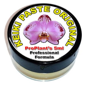 Puede incluir: Un pequeño recipiente redondo de Keiki Paste Original. La tapa presenta una imagen de orquídea rosa y el texto "Keiki Paste Original" y "ProPlant's 5ml Professional Formula".