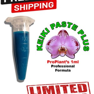 Könnte beinhalten: Eine transparente Plastikampulle mit blauer Flüssigkeit und Messmarkierungen. Das Bild enthält den Text "Keiki Paste Plus" und "ProPlant's 1ml Professional Formula". Eine rosa Orchideenblüte ist ebenfalls abgebildet.