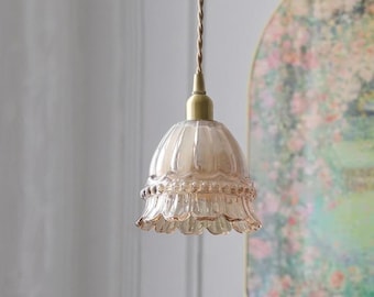 Lámpara colgante vintage de cristal acanalado, aplique en tono latón, decoración rústica para el hogar.