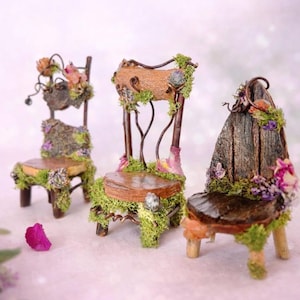 Peut inclure: Trois chaises de fées miniatures. Chaque chaise a un design unique avec une esthétique rustique. Elles présentent des cadres en bois, de la mousse et des accents floraux. Les chaises ont une apparence fantaisiste et artisanale, idéale pour un jardin de fées ou une exposition miniature.