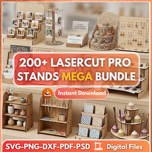 Op de afbeelding: Een verzameling lasergesneden houten display stands, waaronder trapsgewijze planken, fotolijsten en oorbelhouders. De afbeelding toont verschillende ontwerpen, met de tekst "200+ LASERCUT PRO STANDS MEGA BUNDLE" en "Instant Download". De onderste banner luidt "SVG-PNG-DXF-PDF-PSD Digital Files".