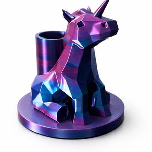 Peut inclure: Un organiseur de bureau en forme de licorne géométrique, dans les tons violets et bleus. La licorne a une corne et un porte-crayons cylindrique. L'organisateur repose sur une base ronde.