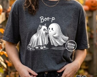 Może przedstawiać: Ciemnoszary melanżowy t-shirt z białą grafiką przedstawiającą kota w przebraniu ducha oraz małego duszka stojących naprzeciw siebie. Nad postaciami widnieje napis "Boo-p" oraz okrągła odznaka z napisem "ORIGINAL DESIGN".