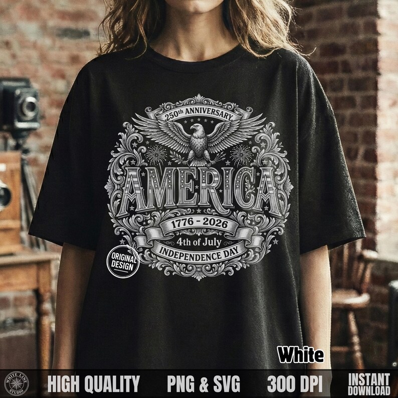 Puede incluir: Camiseta negra con un gr&aacute;fico detallado que celebra el 250 aniversario de la Independencia Americana. El dise&ntilde;o incluye un &aacute;guila, la palabra "AMERICA" y las fechas 1776-2026, con texto adicional. La camiseta es PNG y SVG de alta calidad.