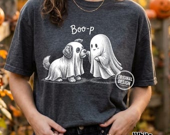 Może przedstawiać: Ciemnoszary melanżowy t-shirt z białą grafiką przedstawiającą psa w przebraniu ducha stojącego obok małego duszka. Nad postaciami znajduje się biały napis "Boo-p" wykonany pismem odręcznym oraz okrągła odznaka z napisem "ORIGINAL DESIGN".