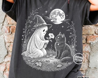Może przedstawiać: Ciemnoszary t-shirt z białą grafiką przedstawiającą ducha w kapeluszu czarownicy trzymającego kwiat, siedzącego naprzeciwko czarnego kota pod pełnią księżyca. Wzór zawiera otaczające rośliny oraz napis Original Design.
