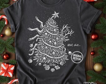 Może przedstawiać: Ciemnoszary t-shirt z białą grafiką liniową przedstawiającą choinkę ozdobioną bombkami, gwiazdą i prezentami. Drzewo ma nogi i poroże renifera, a obok nadrukowany jest napis Well, shit...
