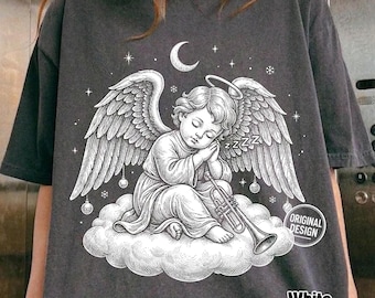 Może przedstawiać: Ciemnoszary t-shirt z białą grafiką przedstawiającą uskrzydlonego cherubina śpiącego na chmurze i trzymającego trąbkę. Wzór zawiera półksiężyc, gwiazdy oraz napis "ZZZZ" i "ORIGINAL DESIGN".