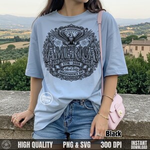 Puede incluir: Camiseta azul claro con un gr&aacute;fico detallado que conmemora el 250 aniversario de la Independencia Americana. El dise&ntilde;o incluye un &aacute;guila, la palabra "AMERICA" y las fechas 1776-2026. La camiseta tambi&eacute;n tiene el texto "4th of July Independence Day".