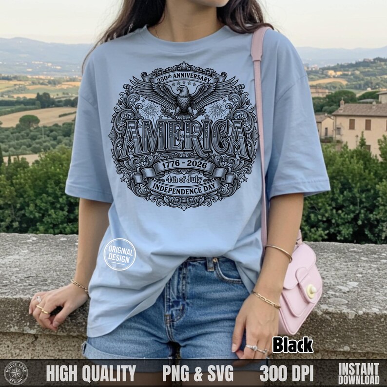Puede incluir: Camiseta azul claro con un gr&aacute;fico detallado que conmemora el 250 aniversario de la Independencia Americana. El dise&ntilde;o incluye un &aacute;guila, la palabra "AMERICA" y las fechas 1776-2026. La camiseta tambi&eacute;n tiene el texto "4th of July Independence Day".