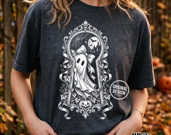 Może przedstawiać: Ciemnoszary t-shirt z białym nadrukiem graficznym przedstawiającym ducha w kokardzie wewnątrz ozdobnej ramy w kształcie dziurki od klucza. Wzór zawiera pajęczynę, pełnię księżyca z nietoperzami, dynię oraz napis Original Design.