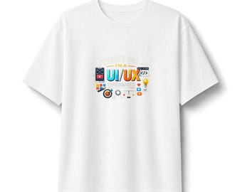 Könnte beinhalten: Ein weißes T-Shirt mit kurzen Ärmeln und einem zentralen Aufdruck mit dem Text "TRUST ME I'M A UI/UX DESIGNER". Das Design enthält bunte Symbole, die digitale Designwerkzeuge, ein Smartphone, eine Glühbirne und ein Ziel darstellen.