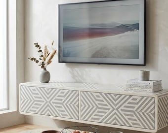 Mobile porta TV sospeso con intarsi in osso, montaggio a parete, con vani portaoggetti integrati.