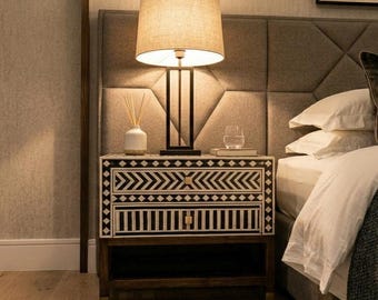 Mesita de noche moderna con 2 cajones, incrustaciones geométricas de hueso y espacio de almacenamiento.