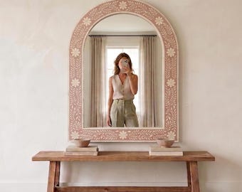 Espejo de arco con incrustaciones florales en hueso, color rosa rubor, para tocador de pared.