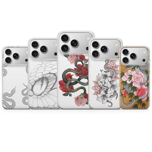 Op de afbeelding: Vijf smartphonehoesjes met diverse slangen- en bloemmotieven. De hoesjes tonen illustraties van slangen, een groot reptielenoog, rode rozen, witte lelies en roze pioenrozen op transparante of effen achtergronden, elk met uitsparingen voor camera's.