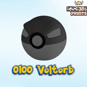 Può includere: Un Voltorb stampato in 3D, un personaggio dei Pokémon, in tonalità di grigio e nero. La sezione superiore è nera, con accenti grigi e un pulsante centrale. Il testo "0100 Voltorb" è visualizzato in blu e giallo.