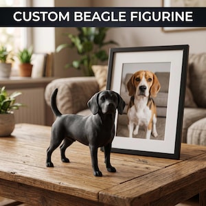 Könnte beinhalten: Eine einfarbig schwarze Beagle-Figur auf einer Holzoberfläche, neben einem schwarzen Bilderrahmen mit einem Foto eines dreifarbigen Beagles. Der Text CUSTOM BEAGLE FIGURINE ist in weißen Buchstaben am oberen Bildrand zu sehen.