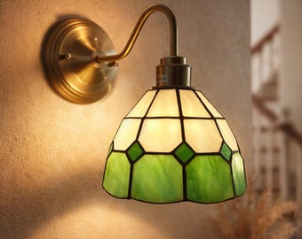 ステンドグラスの壁掛け照明 – グリーンの真鍮製ランプ、ヴィンテージ風の寝室・玄関照明