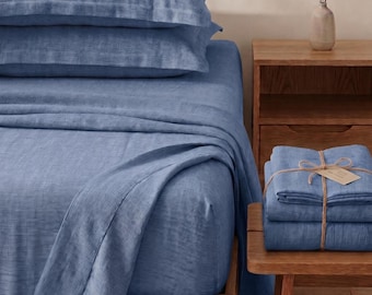 Beddengoedset van gewassen zacht linnen, in een ontspannen stijl, geschikt voor een op maat gemaakt bed.