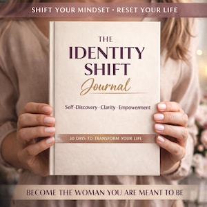 Peut inclure: Un journal à couverture rigide beige, intitulé "The Identity Shift Journal", est tenu par une personne. Le titre est en violet foncé et en or. Le sous-titre du journal se lit comme suit : "Self-Discovery, Clarity, Empowerment" et "30 Days to Transform Your Life".
