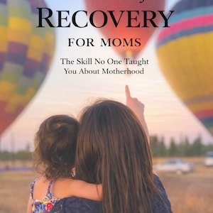 Puede incluir: Portada de libro con el título "The Art of RECOVERY FOR MOMS" y el subtítulo "The Skill No One Taught You About Motherhood." La imagen presenta a una madre y un niño con globos aerostáticos al fondo.