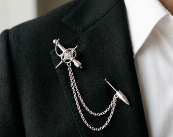 Spilla da bavero a forma di spada in argento con catene - Spilla doppia a forma di stocco - Gioielli Dark Academia Moonvail - Accessorio per abito da cavaliere gotico