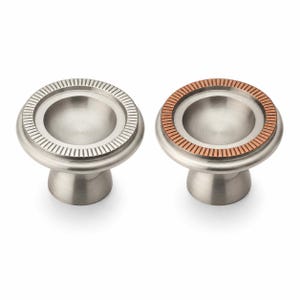 Peut inclure: Deux boutons de placard ronds avec une finition argentée brossée et un centre concave. Un bouton présente un bord extérieur strié argenté, tandis que l'autre présente un bord extérieur strié cuivré. Les deux boutons ont une base conique.