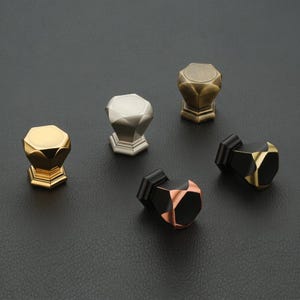 Tirador geométrico facetado de latón macizo de 40 mm para cajones y armarios.
