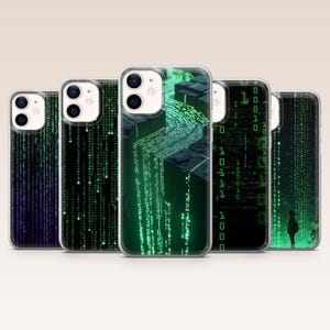 Op de afbeelding: Een set van drie keramische mokken met een gespikkelde, matte afwerking. De mokken zijn in crème, lichtgrijs en donkergrijs. Elke mok heeft een eenvoudig, minimalistisch ontwerp.