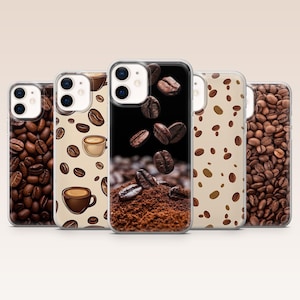 Può includere: Una collezione di cinque custodie per telefoni con disegni a tema caffè. Le custodie presentano immagini di chicchi di caffè, tazze di caffè e fondi di caffè. Le custodie sono in vari colori, tra cui marrone, beige e nero.